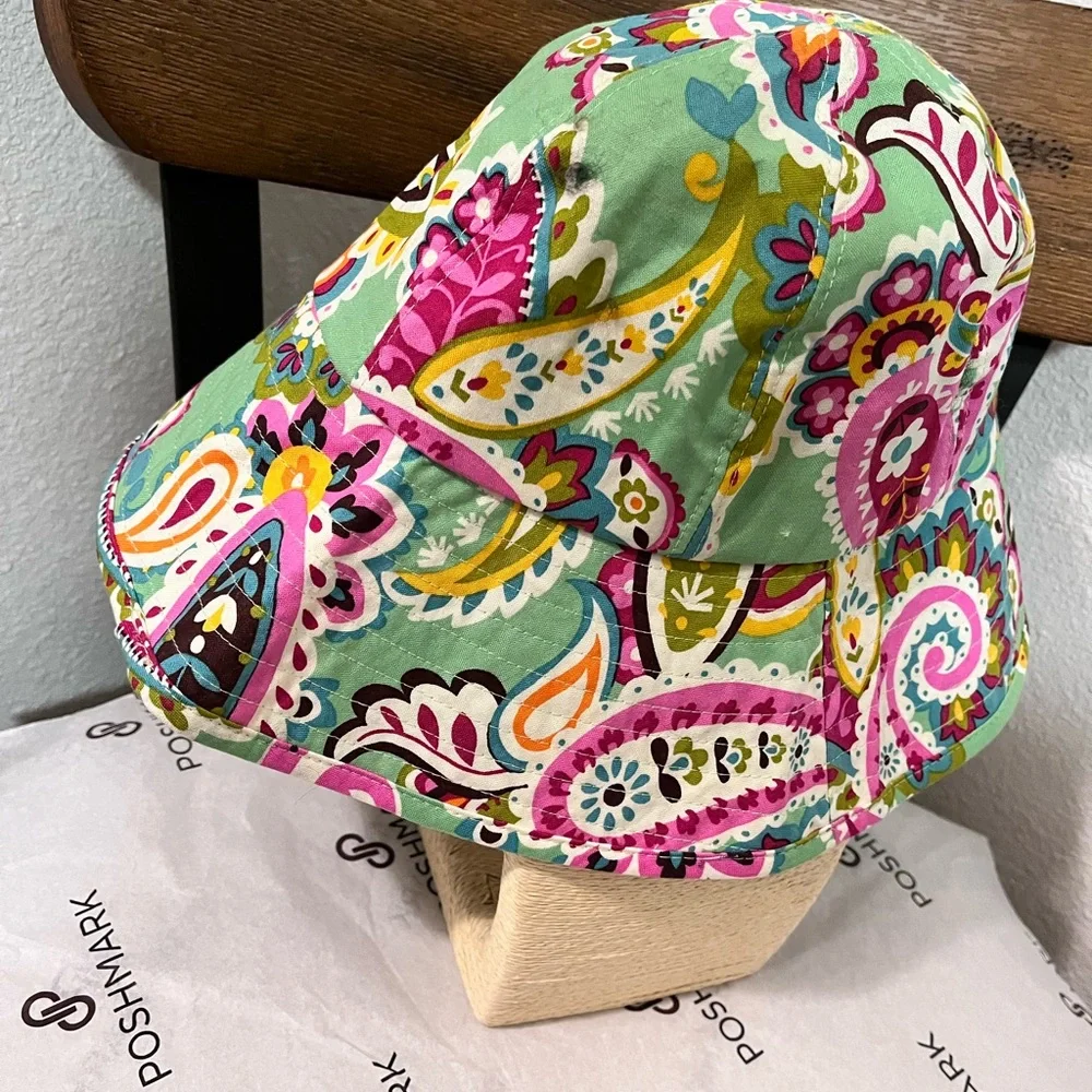 VERA BRADLEY NWOT AUTHENTIC TUTTI FRUTTI GREEN PAISLEY REVERSIBLE BUCKET HAT